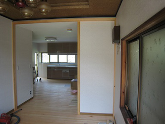 洋間から見た台所、開くと続き間みたいになります